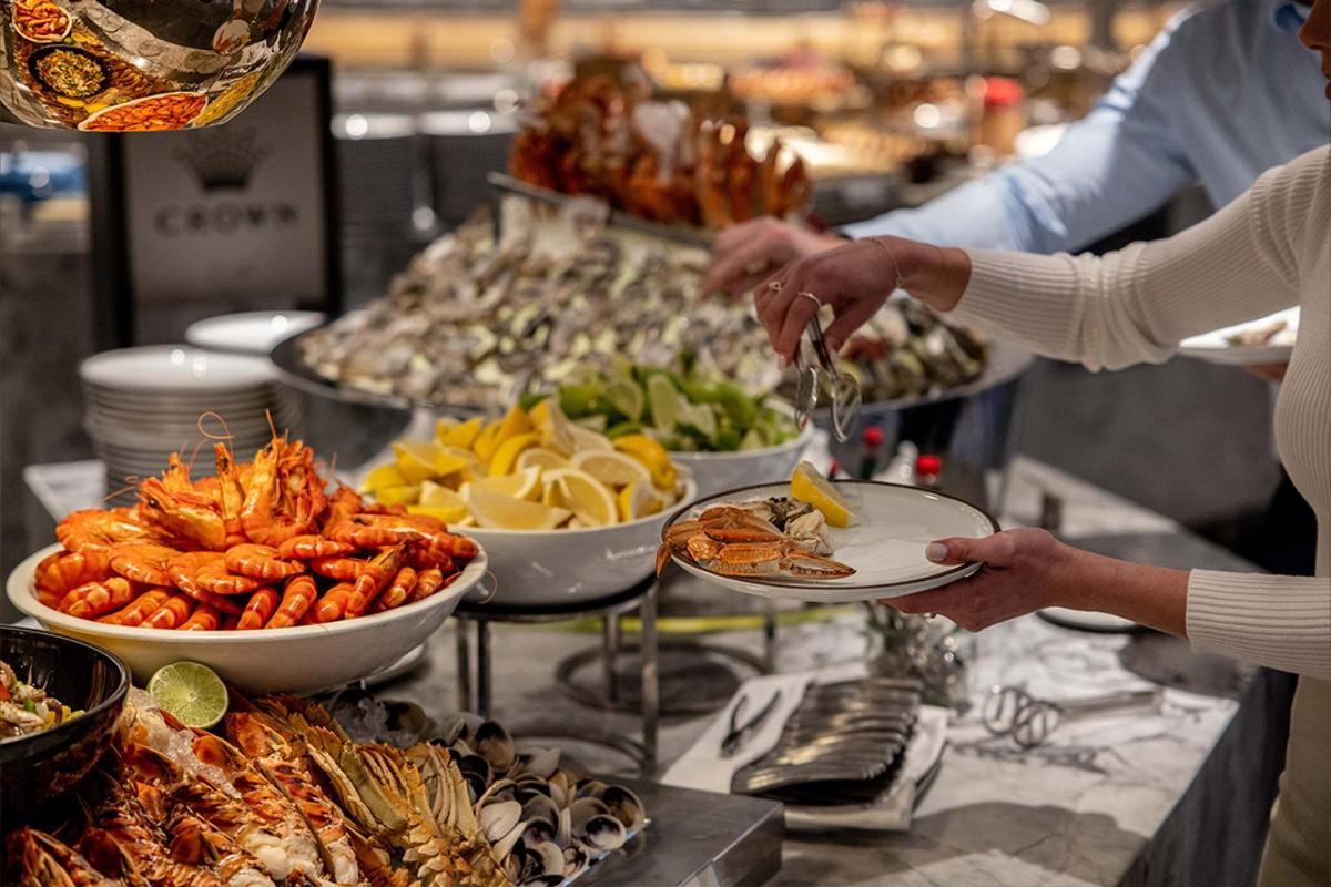 Crown Towers Sydney Hotel Ngoại thất bức ảnh A buffet at a restaurant